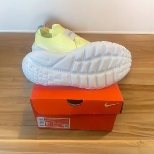 Brand new never worn Nike Flex Runner 2 (GS) 6.5y (women’s 8)